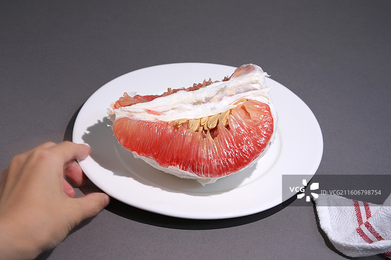 桌面上摆放着剥开的中秋节美食水果柚子图片素材