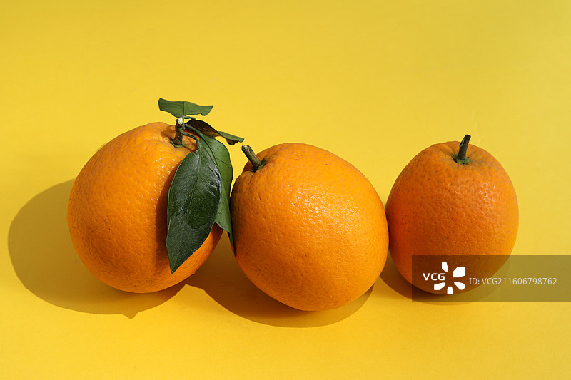 黄色背景上的新鲜水果江西赣南脐橙图片素材