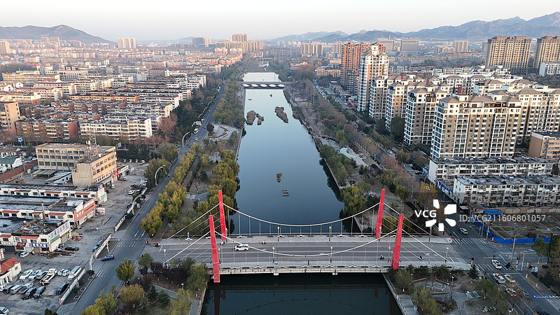 山东烟台招远市日出时分的城市航拍图片素材