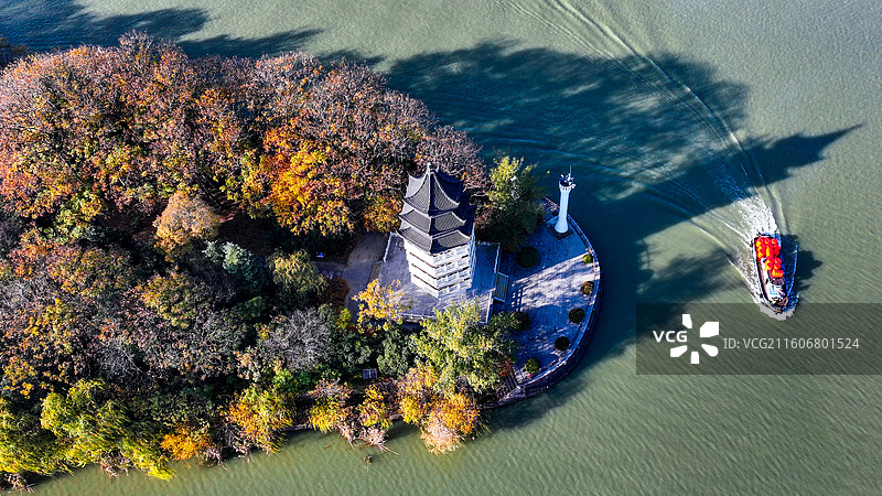 运河船经过扬州茱萸湾的灯塔图片素材