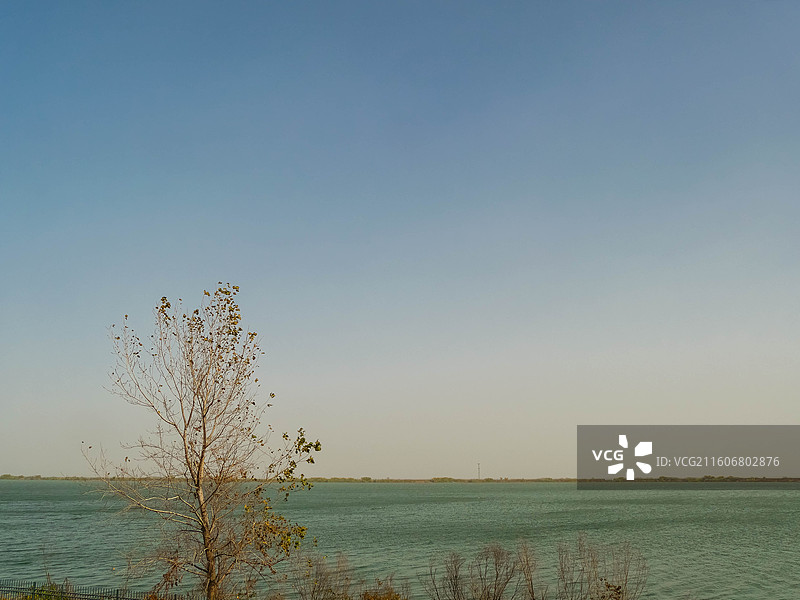 清新感的水库岸边河堤图片素材