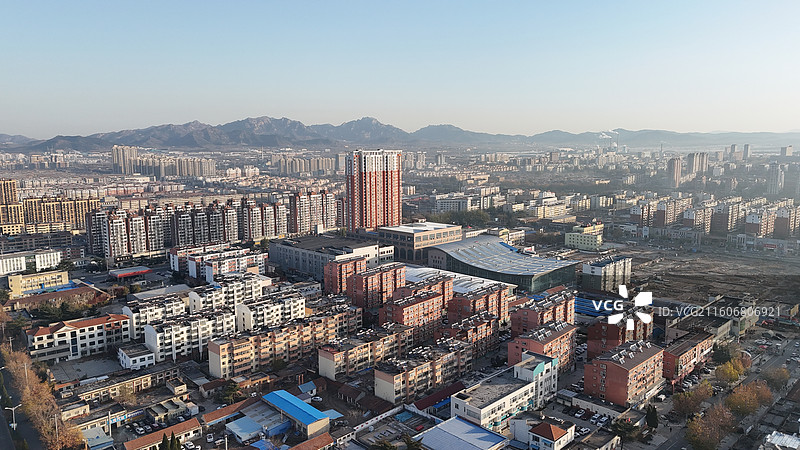 山东烟台招远市日出时分的城市航拍图片素材