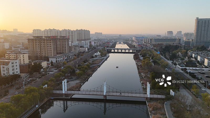 山东烟台招远市日出时分的城市航拍图片素材