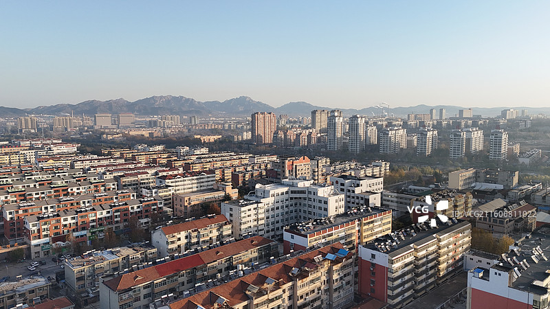 山东烟台招远市日出时分的城市航拍图片素材