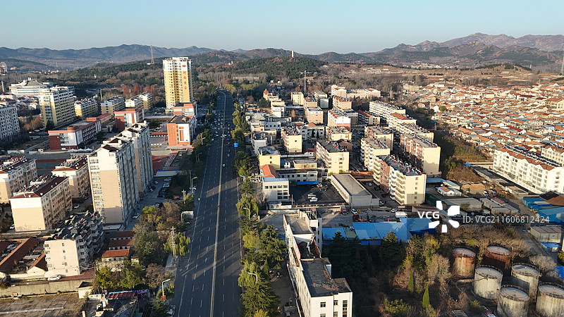 山东烟台招远市日出时分的城市航拍图片素材