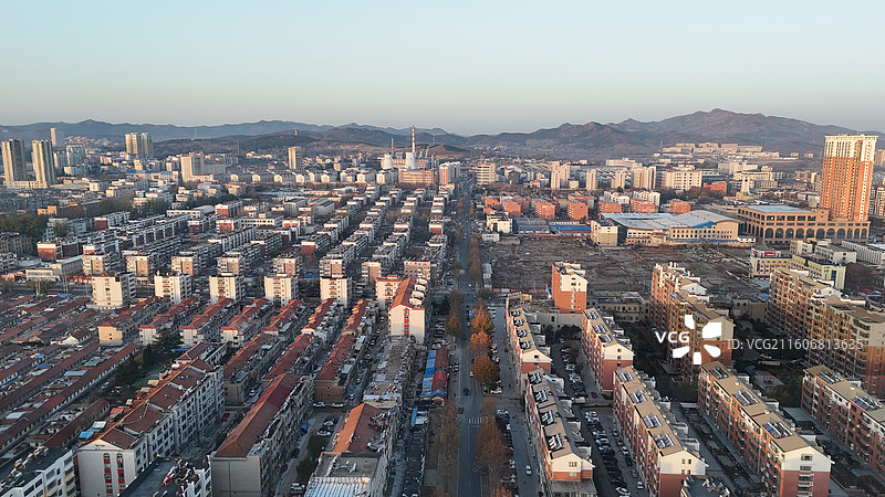 山东烟台招远市日出时分的城市航拍图片素材