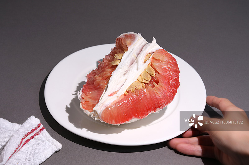 桌面上摆放着剥开的中秋节美食水果柚子图片素材