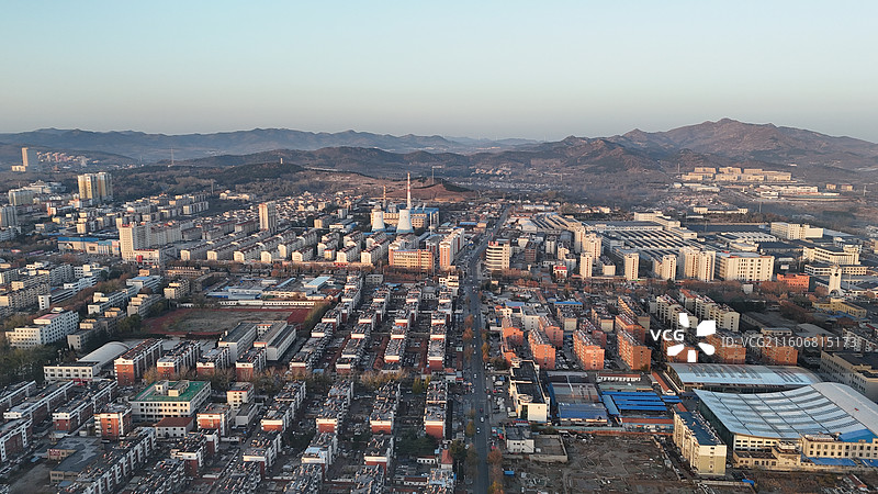 山东烟台招远市日出时分的城市航拍图片素材