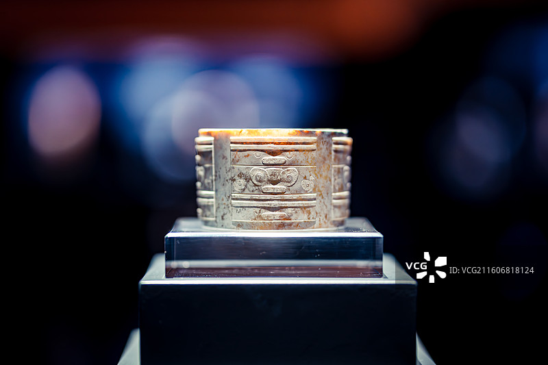 玉器上海博物馆藏青浦区福泉山遗址出土良渚文化神人兽面纹玉琮图片素材