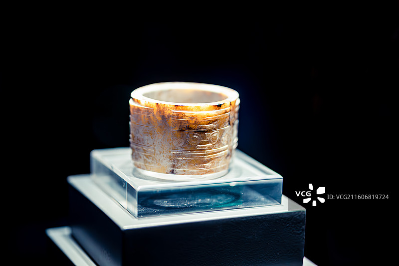 玉器上海博物馆藏青浦区福泉山遗址出土良渚文化神人兽面纹玉琮图片素材