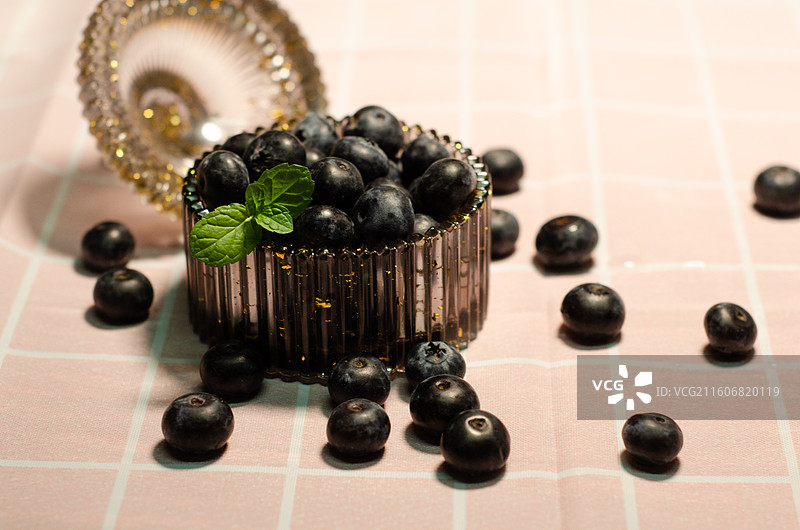精致容器装着蓝莓搭配薄荷的静物图图片素材