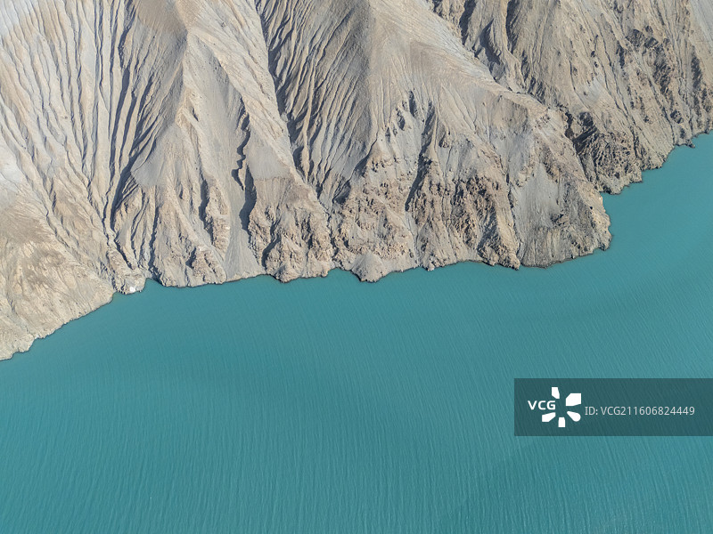 航拍新疆帕米尔高原：班迪尔蓝湖宝石青绿色湖水在荒凉峡谷中的蜿蜒图片素材