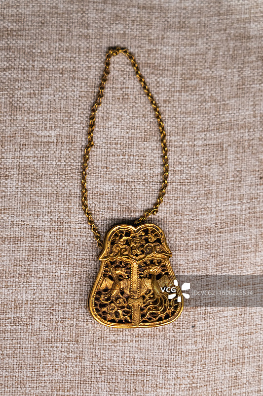 双凤纹金链牌（明代）河南博物院藏 上蔡县顺阳王墓出土图片素材