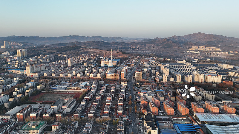 山东烟台招远市日出时分的城市航拍图片素材