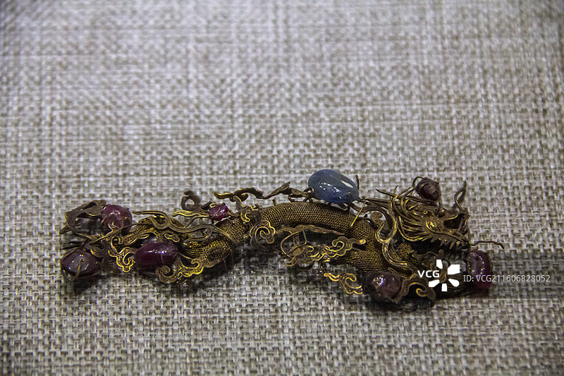 北京市通州区博物馆：嵌宝石金龙（明代，金制，1984年4月出土于胡家垡村西北宫女坟）图片素材