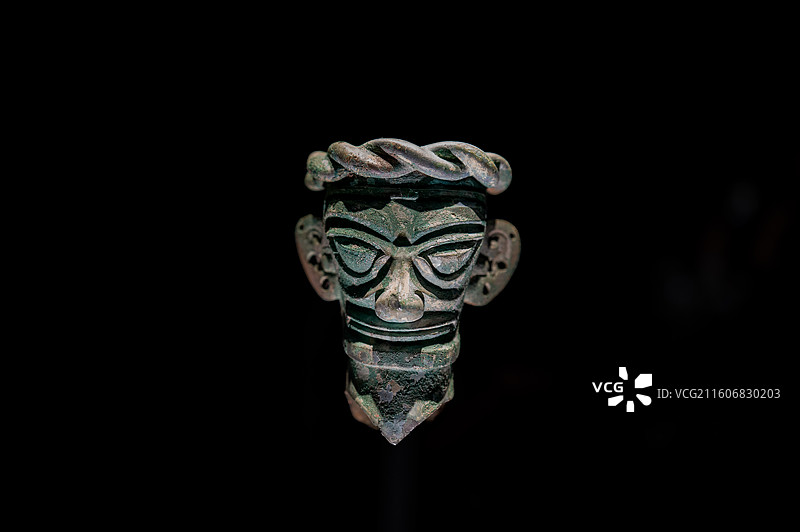 青铜人头像（商代后期），2022年三星堆八号祭祀坑出土，广汉三星堆博物馆图片素材