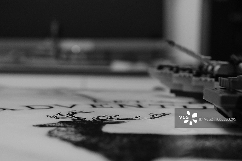 像素坦克进现实，积木堆叠出钢铁咆哮图片素材