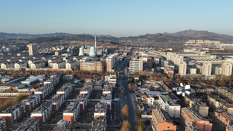 山东烟台招远市热电厂日出时分的城市航拍图片素材