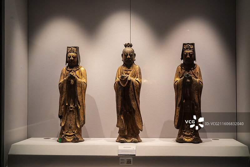 三尊古代木雕人物像图片素材