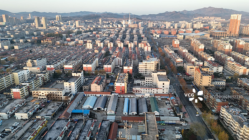 山东烟台招远市日出时分的城市航拍图片素材