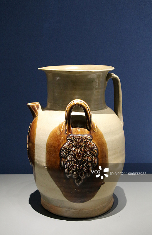 上海博物馆东馆 —— 陶瓷专题馆-模印贴椰枣狮子纹执壶图片素材