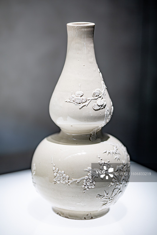 陶瓷上海博物馆藏清漳州窑白釉贴花鹤鹿纹葫芦瓶图片素材