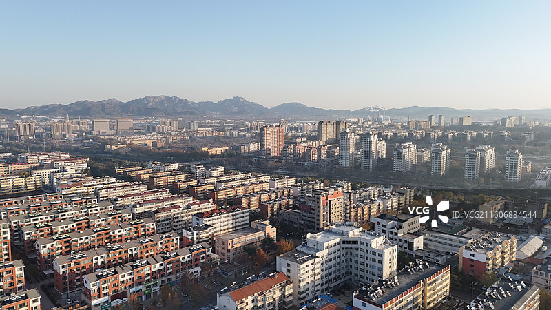 山东烟台招远市日出时分的城市航拍图片素材