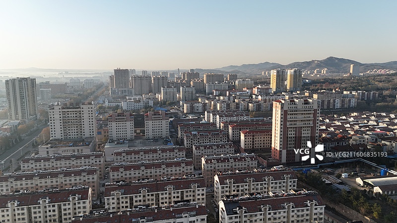 山东烟台招远市日出时分的城市航拍图片素材