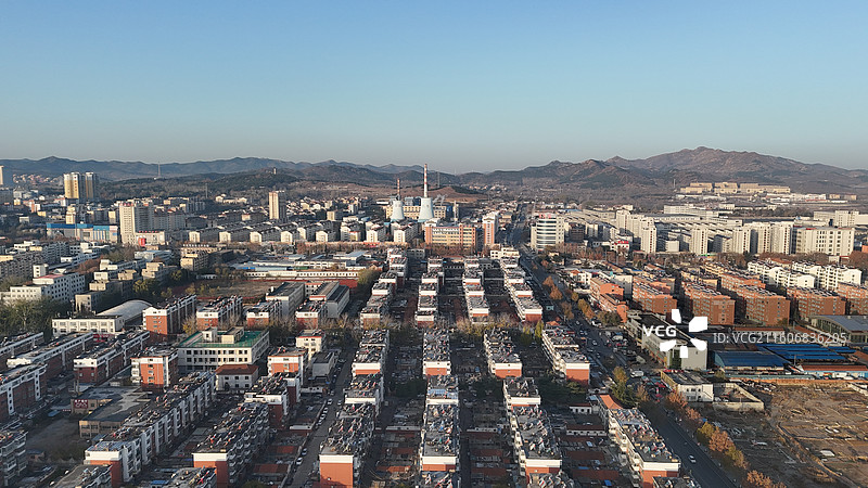 山东烟台招远市热电厂日出时分的城市航拍图片素材