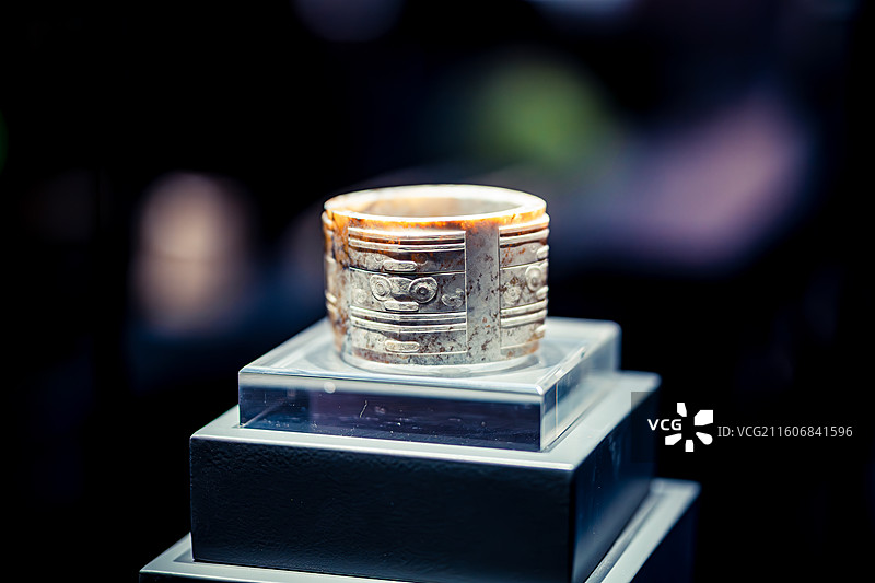 玉器上海博物馆藏青浦区福泉山遗址出土良渚文化神人兽面纹玉琮图片素材