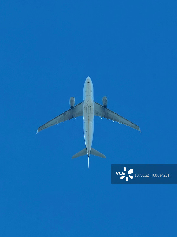 仰视角度的空中飞行的飞机图片素材