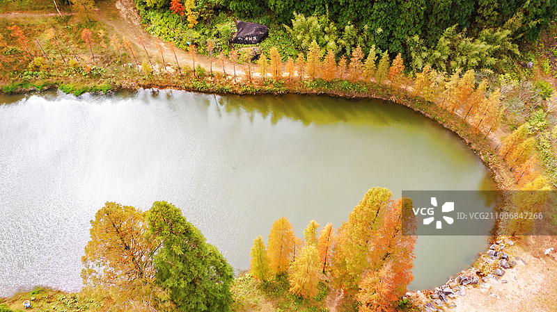 信宜钱排镇鹿湖顶重点自然保护区早晨秋景航拍风光图片素材
