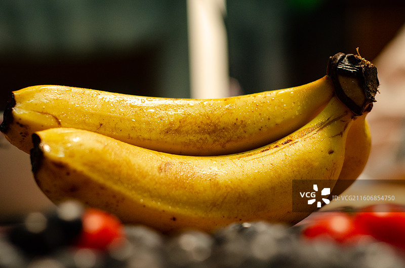 带水珠的长斑的香蕉静物特写图片素材