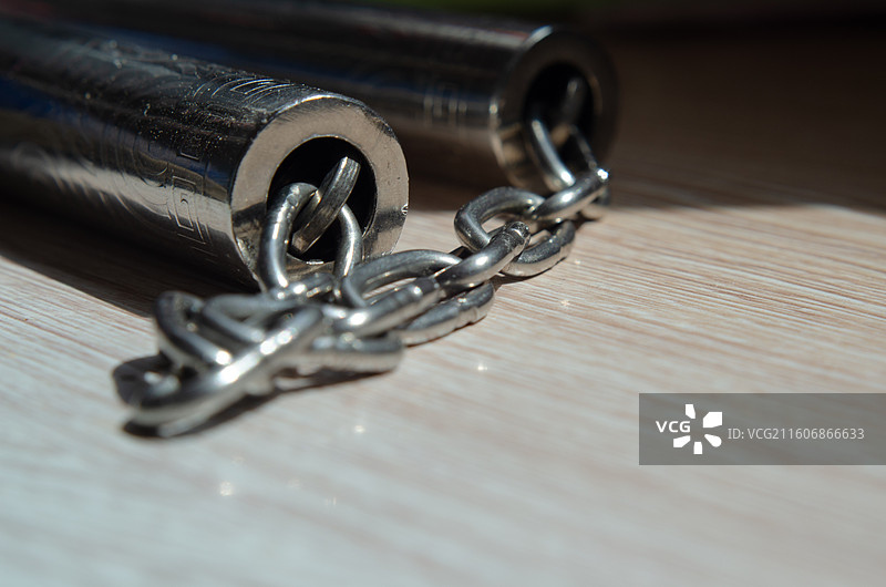 银色双节棍特写图片素材