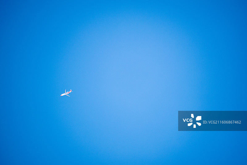 天空里飞机飞行轨迹、飞机、蓝色背景、天空里的飞机图片素材