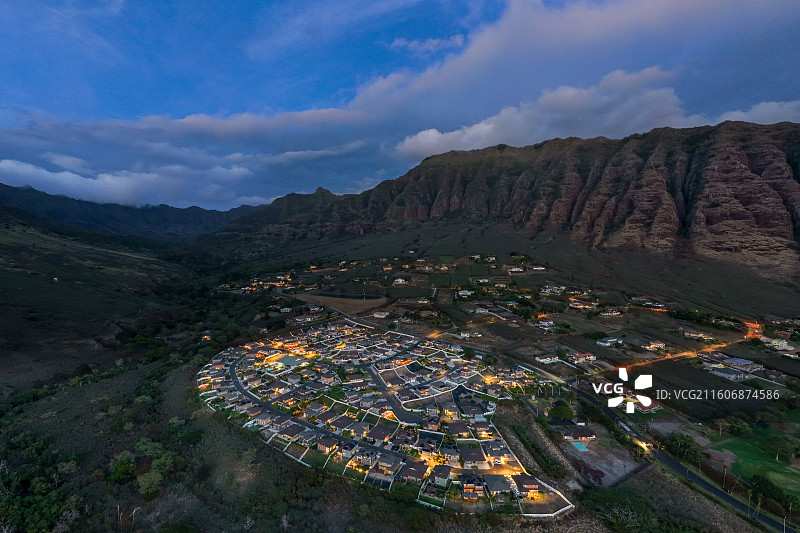 夏威夷火山地貌与海边社区图片素材
