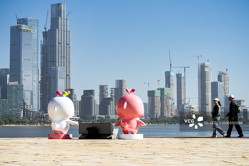 中国广东深圳湾海滨公园，十五运会吉祥物 中华白海豚卡通形象“‌喜洋洋”‌“‌乐融融”‌与深圳人图片素材