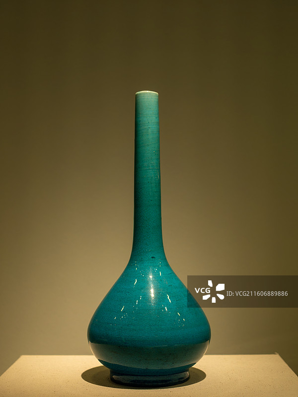 清康熙 孔雀绿釉长颈瓶图片素材