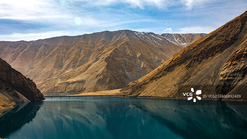 新疆塔什库尔干县的班迪尔蓝湖风光图片素材