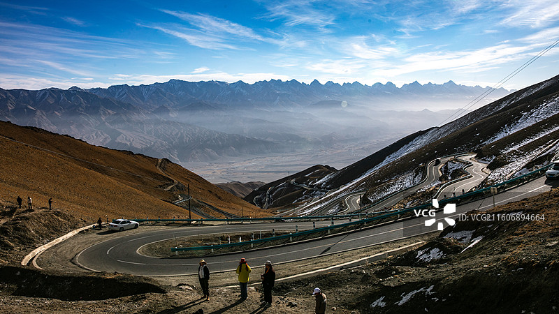 新疆塔什库尔干县的盘龙古道风光图片素材