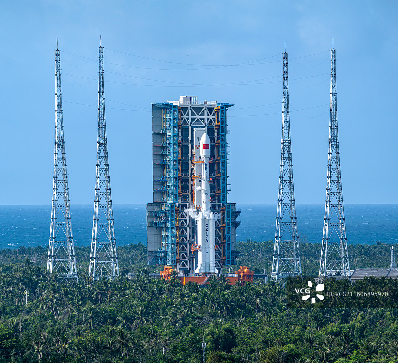 2025年9月9日清晨，在海南文昌火箭发射场，长征七号甲运载火箭蓄势待发。图片素材