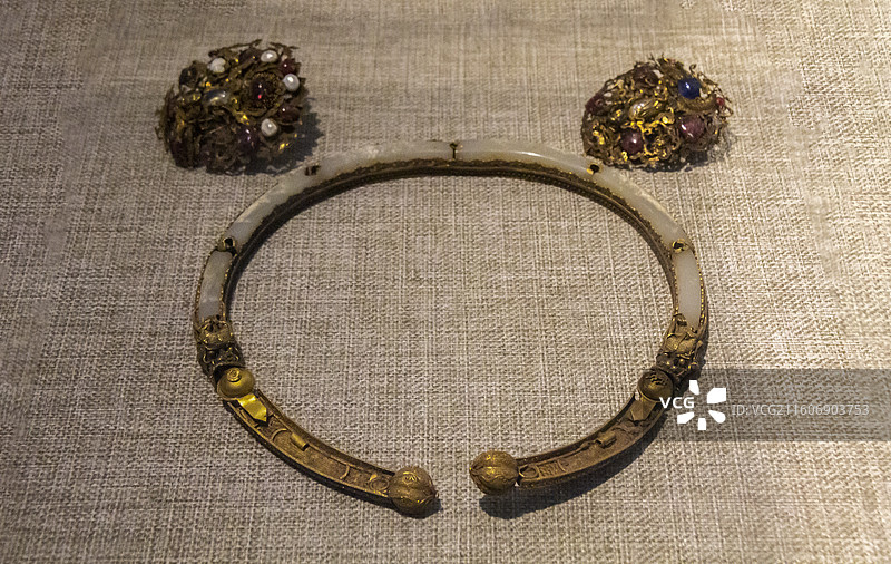 北京市通州区博物馆：金凤冠（明代，金制，1984年4月出土于胡家垡村西北宫女坟）图片素材