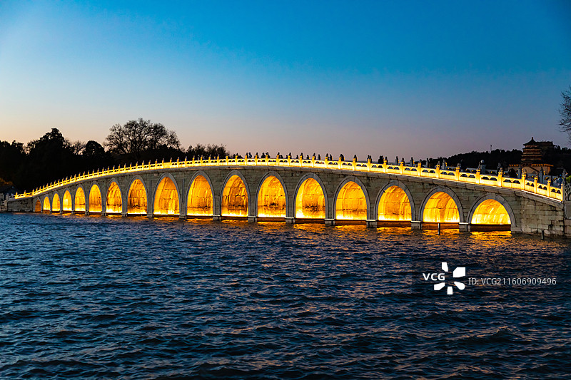 北京颐和园十七孔桥夜景风光图片素材