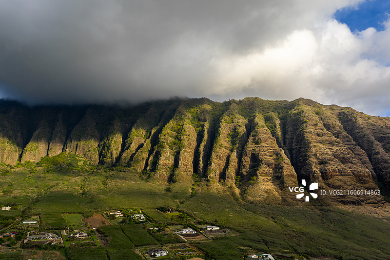 夏威夷火山地貌与海边社区图片素材