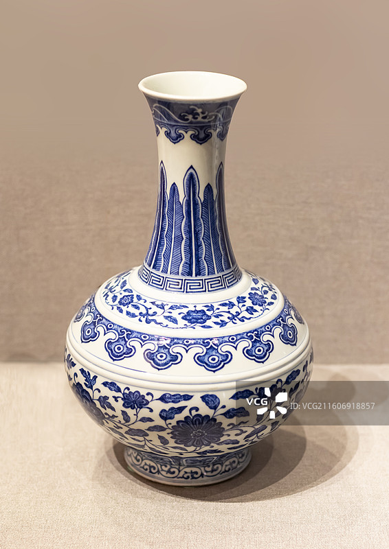 清花缠枝莲纹玉堂春瓶 清道光 故宫博物院图片素材