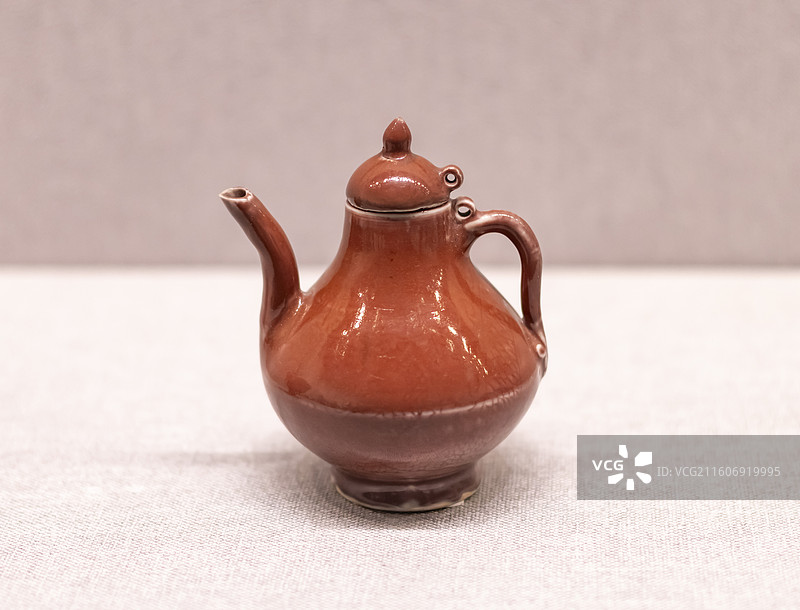 鲜红釉锥拱云龙纹梨式执壶 明洪武 故宫博物院图片素材