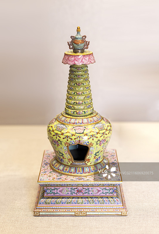 黄绿地粉彩勾莲纹佛塔 清乾隆 故宫博物院图片素材