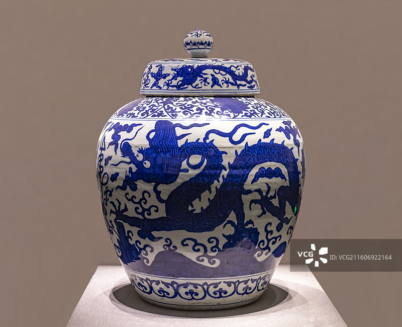 青花云龙纹“寿”字盖罐 明嘉靖 故宫博物院图片素材