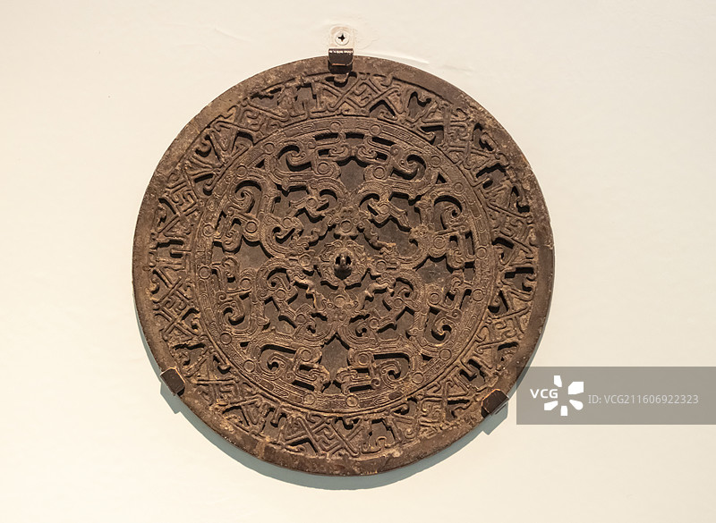 透雕蟠螭纹铜镜 战国 湖北江陵张家山出土 中国国家博物馆图片素材