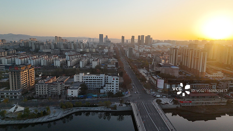 山东烟台招远市日出时分的城市航拍图片素材